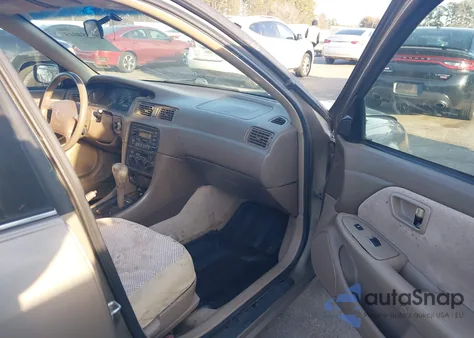 1999 Toyota Camry Le z USA, uszkodzony, nr VIN 4T1BG28K9XU593698